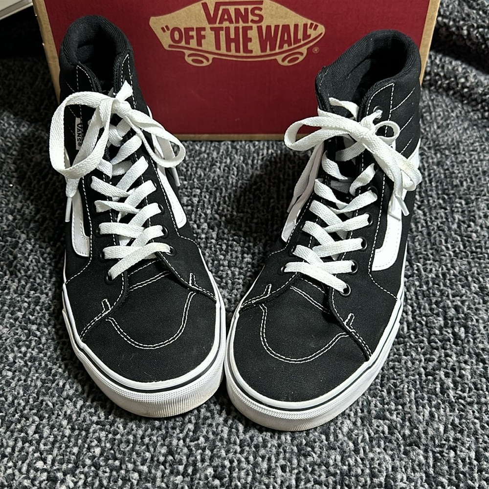 I am selling a pair of Vans shoes. - Picture 1 of 7